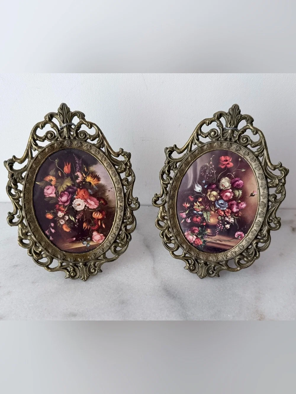 Antique-Style Floral Oval ornate Picture Frame in Brass Finish